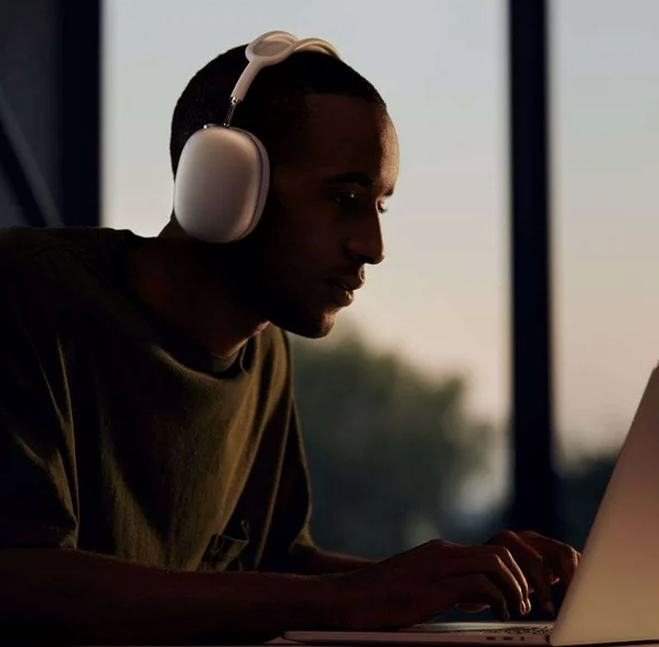 Headphones Max - The Fashion Center